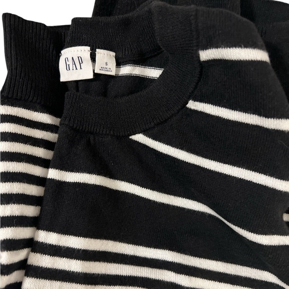 NEW “GAP” Black/White Striped Sweater 🌼 - Picture 4 of 5
